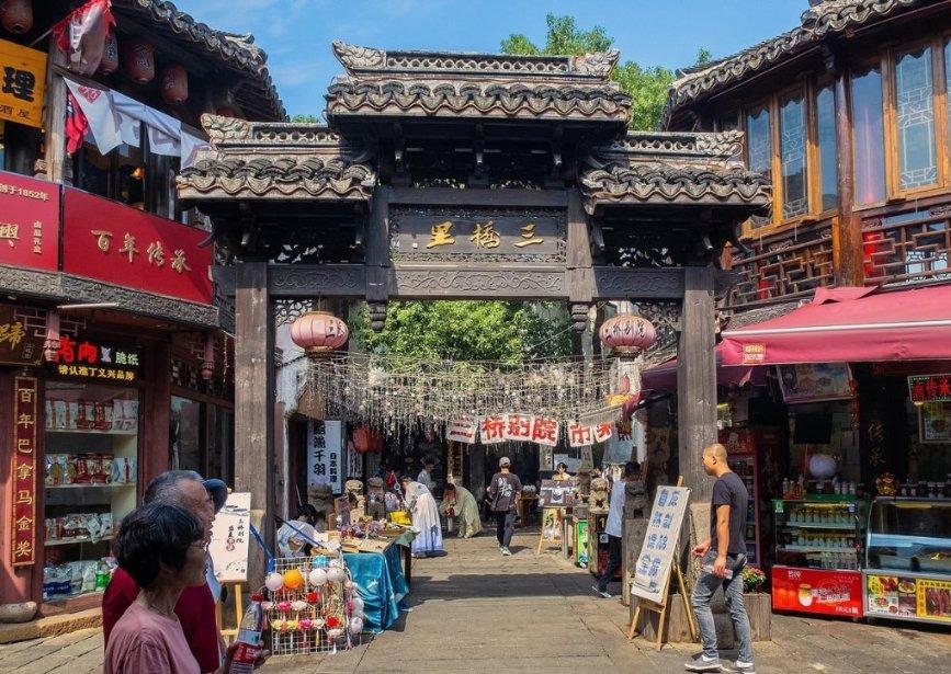 张天爱现身机场全程捂胸口，当她意外松手的那刻，为何被建议买保险？游戏画面
